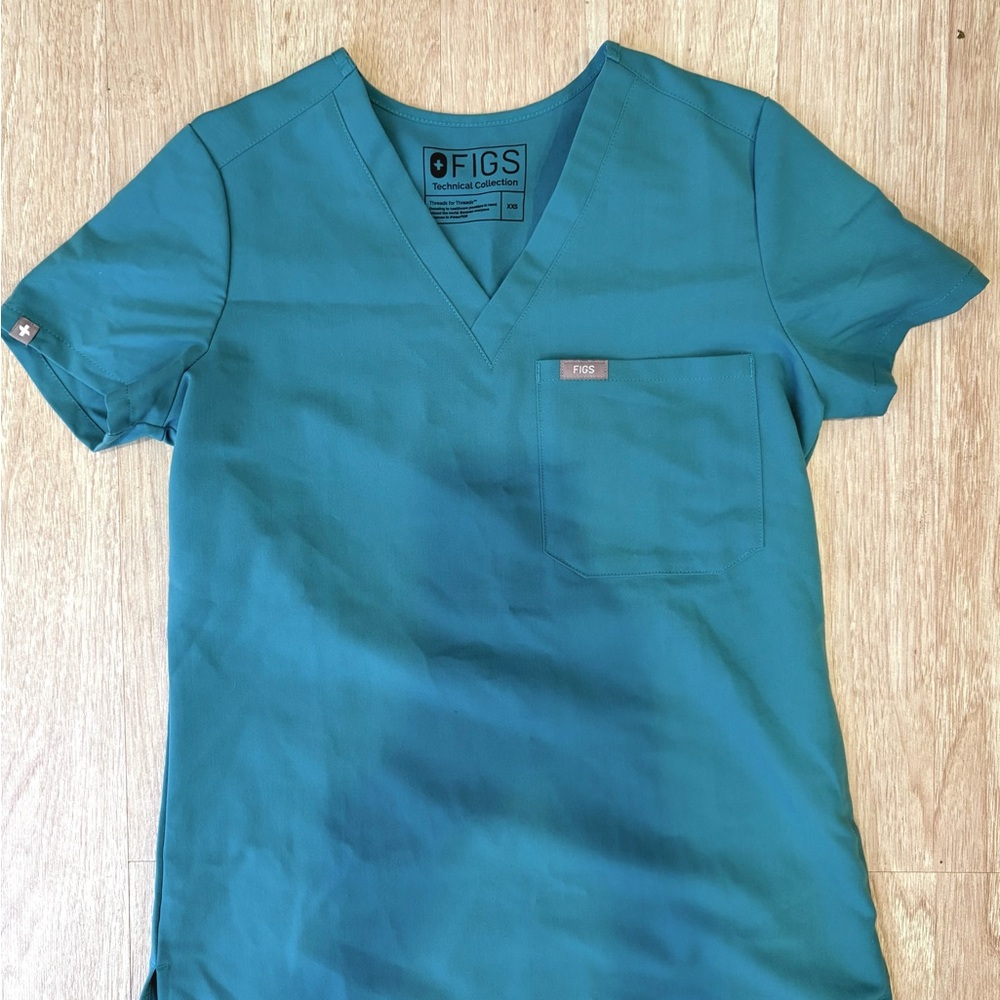 FIGS Marine/Cactus Catarina Scrub Top
